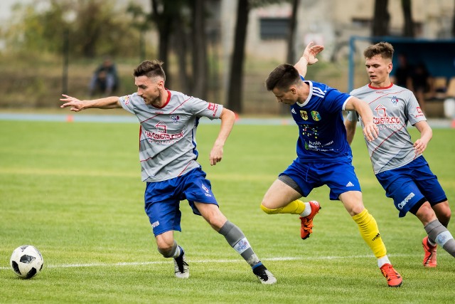 W meczu 1. kolejki nowego sezonu IV ligi Budowlany KS Bydgoszcz zagrał w sobotnie południe na Sielskiej w Fordonie z Lechem Rypin.Podopieczni Zbigniewa Sieradzkiego wygrali pewnie 3:0 (2:0). Bramki strzelili: Arkadiusz Woźniak (35, 44), Piotr Siekirka (78).Strzelec dwóch goli w 64 minucie otrzymał drugą żółtą kartkę i musiał opuścić plac gry. Przypomnijmy, że inne dwa bydgoskie zespoły IV-ligowe pauzowały. Derby Chemik Moderator - Zawisza zostały przełożone na 11 września (środa, 18.00).2. kolejka IV ligi już w tygodniu. W środę o godz. 18.00 chemicy zagrają na ul. Glinki z Pomorzaninem Toruń. Natomiast w czwartek o 11.00 Zawisza podejmie Lecha Rypin, a Budowlany KS zagra na wyjeździe ze Spartą Brodnica (16.00).ZOBACZ ZDJĘCIA Z PIERWSZEGO IV-LIGOWEGO MECZU NA SIELSKIEJ >>>>>