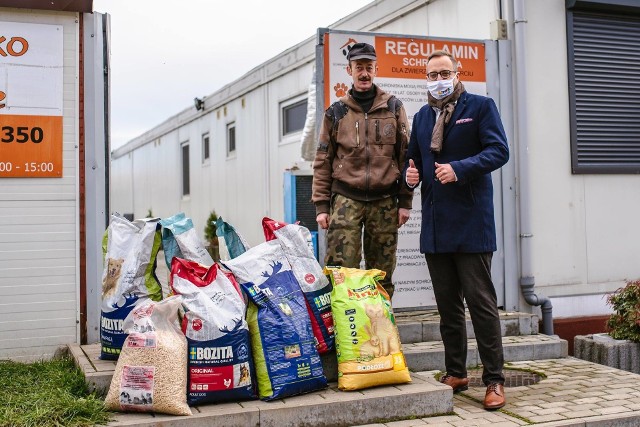 Prezydent Zawiercia Łukasz Konarski apeluje, by zamiast fajerwerków, kupić w tym roku karmę dla zwierząt, które przebywają w schronisku w Zawierciu.