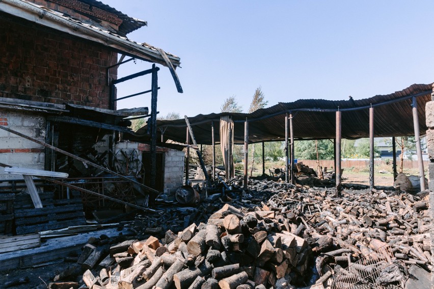 W Tajęcinie k. Rzeszowa trwa liczenie strat po olbrzymim pożarze. Trzech strażaków odniosło obrażenia [ZDJĘCIA]