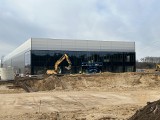 Trwa budowa centrum logistycznego na radomskim Wincentowie. Stoją już dwie hale, rozpoczęły się przygotowania kolejnych inwestycji. Zdjęcia