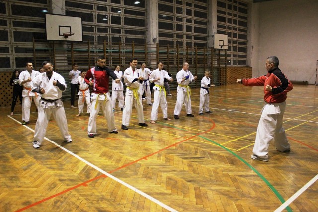 Treningi prowadzone przez Sławomira Kaczmarka odbywają się trzy razy w tygodniu w sali technikum przy ul. Libelta.