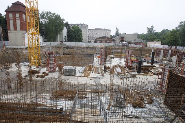 Politechnika Łódzka obchodzi swoje 74. urodziny. W czwartek (23 maja) w ramach jubileuszu uczelni jej władze z wicepremierem Jarosławem Gowinem wmurowały kamień węgielny pod powstający gmach Alchemium.