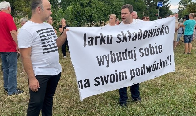 Protest mieszkańców przeciwko zakładowi, który ma przetwarzać odpady na ul. Zgoda w Radomsku