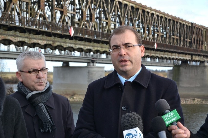 Tczew: Politycy PiS zorganizowali konferencję ws. obrony zabytkowego mostu [ZDJĘCIA]