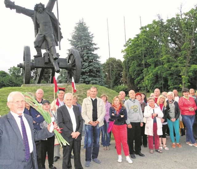 Przed pomnikiem Wojciecha Bartosza Głowackiego. Z lewej z kwiatami Leonid Nestarczuk