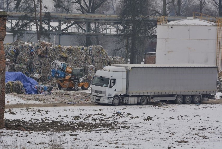 Oświęcim. Firma N-Recykling miała wywieź śmieci dwa miesiące temu, a ich góra znowu rośnie [ZDJĘCIA]