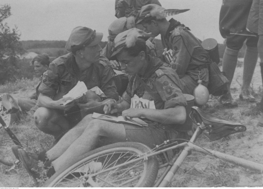 Harcerze z patrolu kolarskiego podczas odpoczynku, 1939 rok.