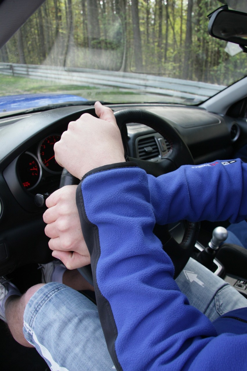 Nieprawidłowa pozycja rąk na kierownicy Fot: Subaru