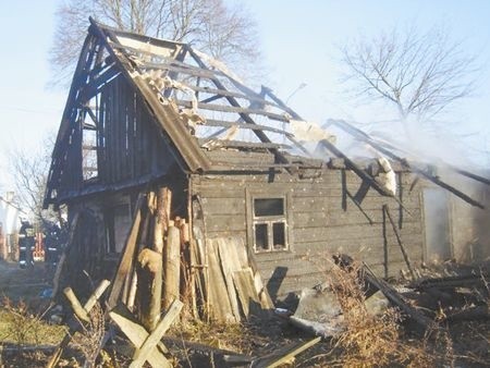 Tragiczny wypadek zdarzył się 14 grudnia we wsi Słoja. Pożar strawił cały dom. Nie udało się uratować mężczyzny, który był w środku. Jego ciało odnaleźli strażacy.