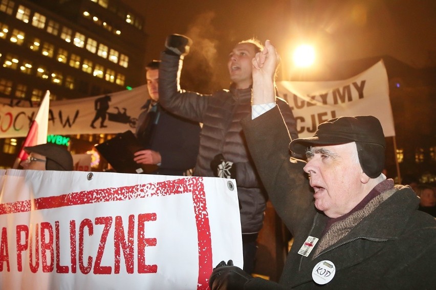 Wrocław: Protest w obronie wolnych mediów na pl. Solnym: "Nie ma zgody na takie metody"