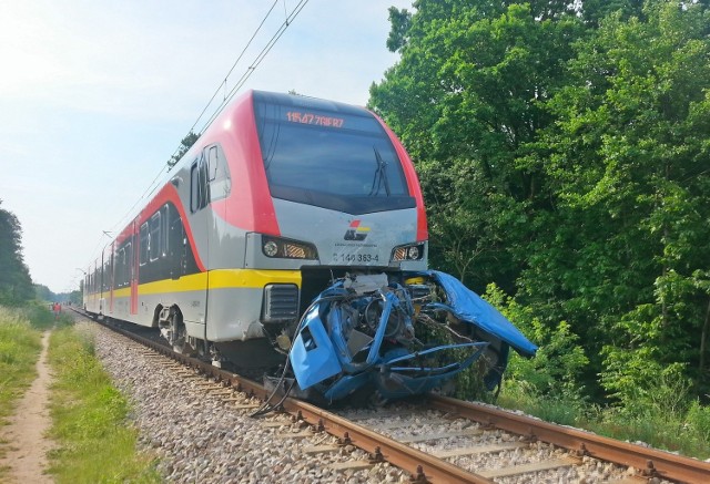 W czerwcu na przejeździe kolejowym na ul. Łozowej w Łodzi zginęły dwie osoby. Kierowca nie zatrzymał się przed znakiem STOP i wjechał wprost pod nadjeżdżający pociąg