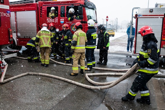 31.01.2019 warszawa bialoleka  okolica ulicy odlewniczej pozar hali na annopolu gaszenie ognia straz pozarna akcja strazy pozarnej strazacy strazak zima snieg woz strazacji dym ogien nz fot. szymon starnawski / polska press