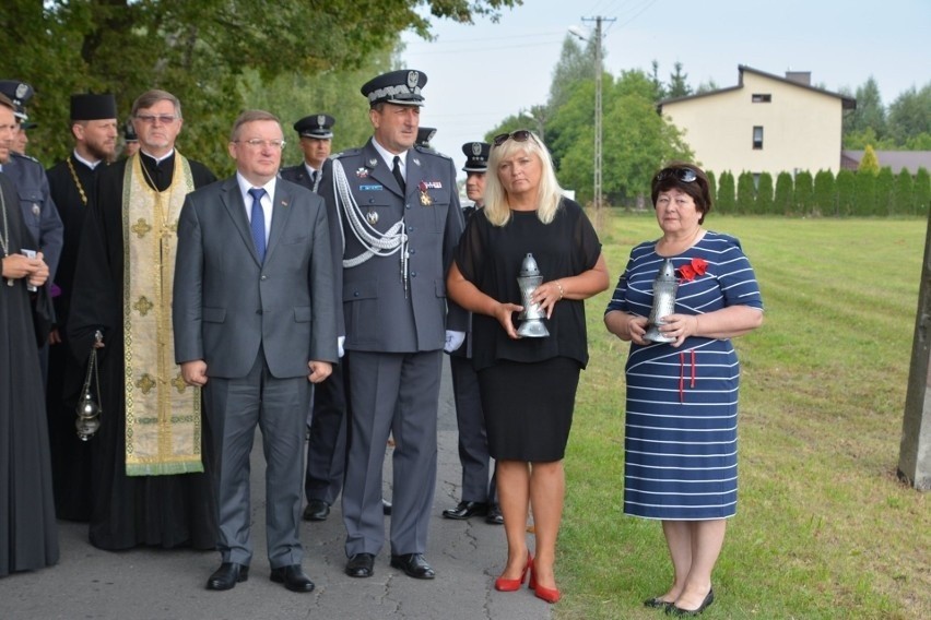 Generał Żabicki w towarzystwie żon białoruskich pilotów,...