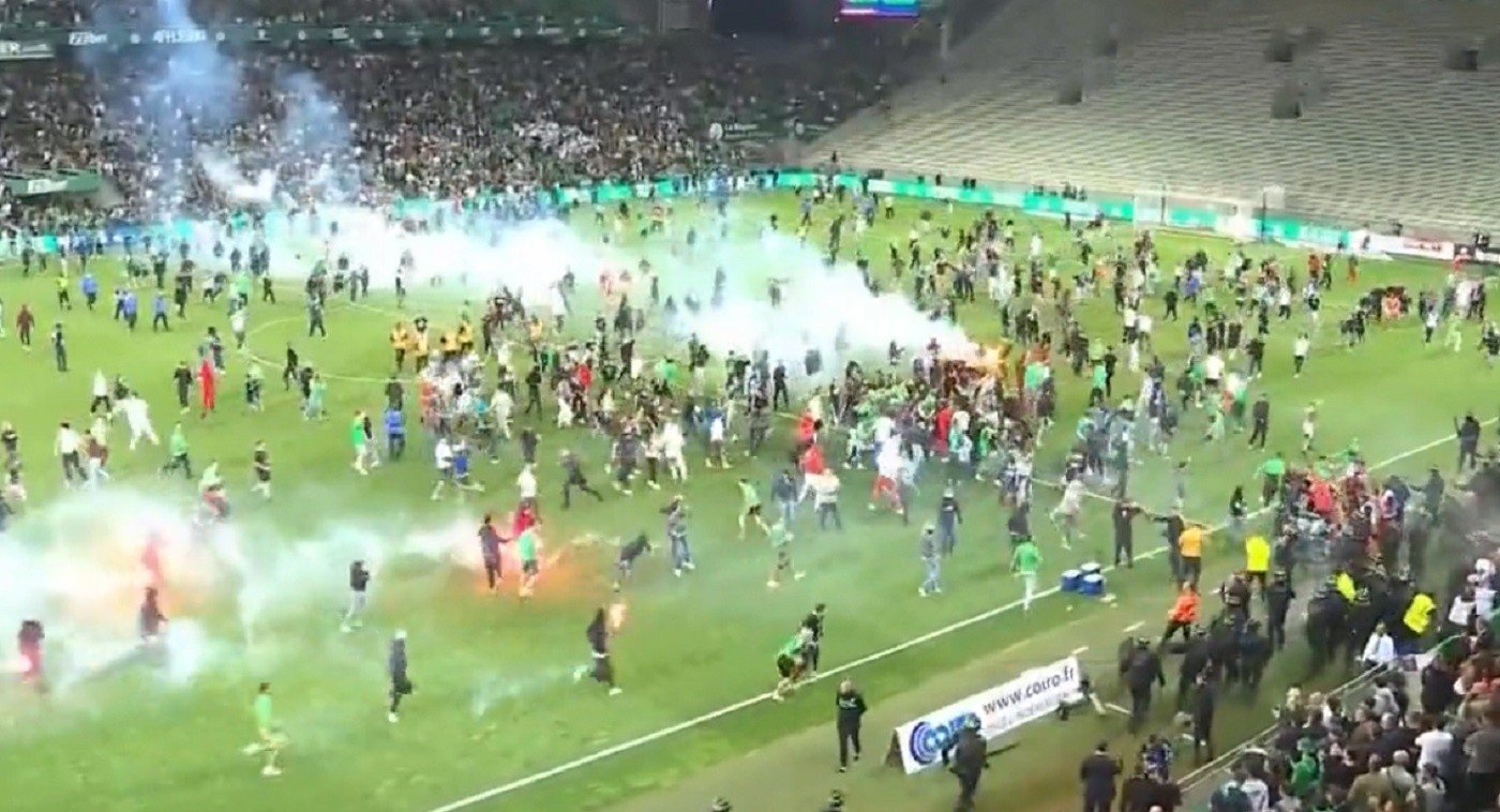 Scandale en France.  Les supporters stéphanois s’en sont pris aux joueurs après la relégation de leur équipe [WIDEO]