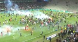 Skandal we Francji. Kibice Saint-Etienne zaatakowali piłkarzy po spadku ich drużyny [WIDEO]