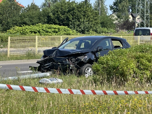 Poważny wypadek w Częstochowie. Kierowca wjechał w latarnie. Lekarze wciąż walczą o jego życie