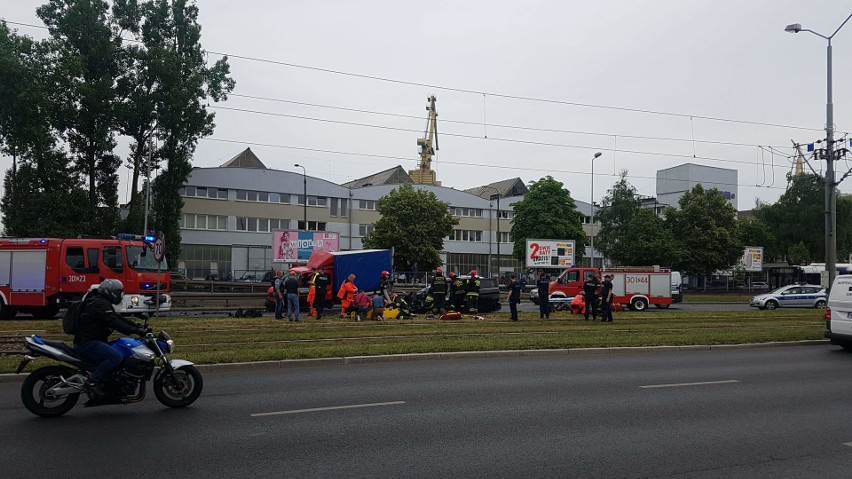 Poważny wypadek na ulicy Gdańskiej w Szczecinie. Zderzyły się trzy auta [ZDJĘCIA]