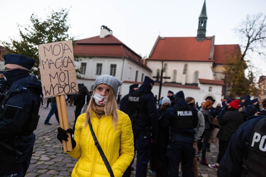 Strajk Kobiet w Krakowie. Sobotni protest z mandatami. A w poniedziałek znów blokada ulic  9.11.2020