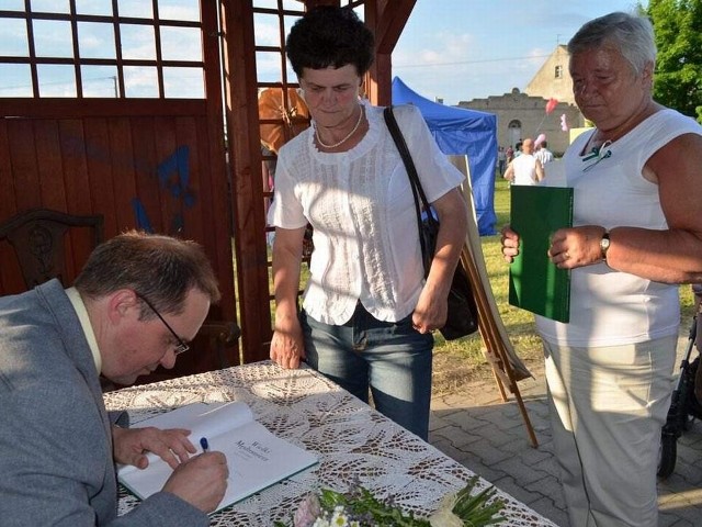 Do Marka Sassa, autora książki na uroczystości ustawiała się kolejka po autograf.