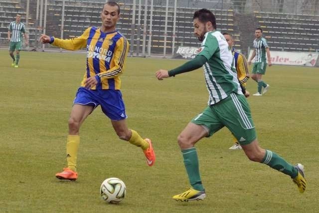 Arkadiusz Aleksander  (w biało-zielonej koszulce) zdobył na stadione Widzewa dwie bramki