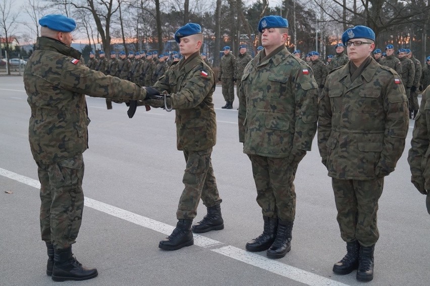 Żołnierze służby przygotowawczej z kieleckiej Bukówki otrzymali broń (ZDJĘCIA)