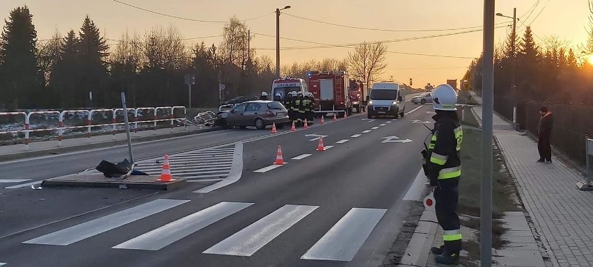 Wypadek w Domiarkach. Na krajowej siódemce samochód wpadł w bariery