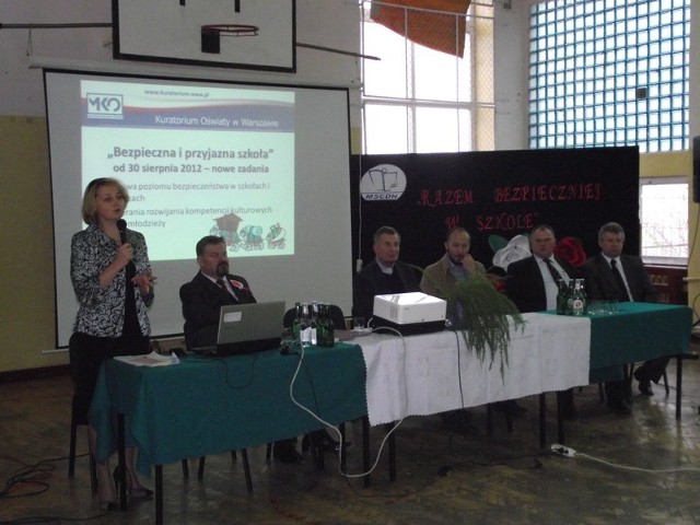 W konferencji metodycznej w Wieniawie wzięła udział miedzy innymi Dorota Sokołowska (stoi), dyrektorka delegatury w Radomiu Kuratorium Oświaty w Warszawie.
