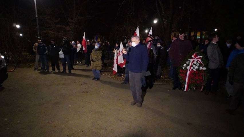 Marsz Niepodległości w Białymstoku. Wieczorny pochód mieszkańców z okazji Święta Niepodległości [ZDJĘCIA]