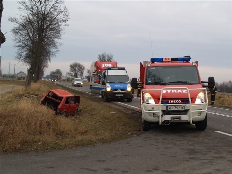 Wypadek na Warszawskiej. Maluch wpadł do rowu (zdjęcia)