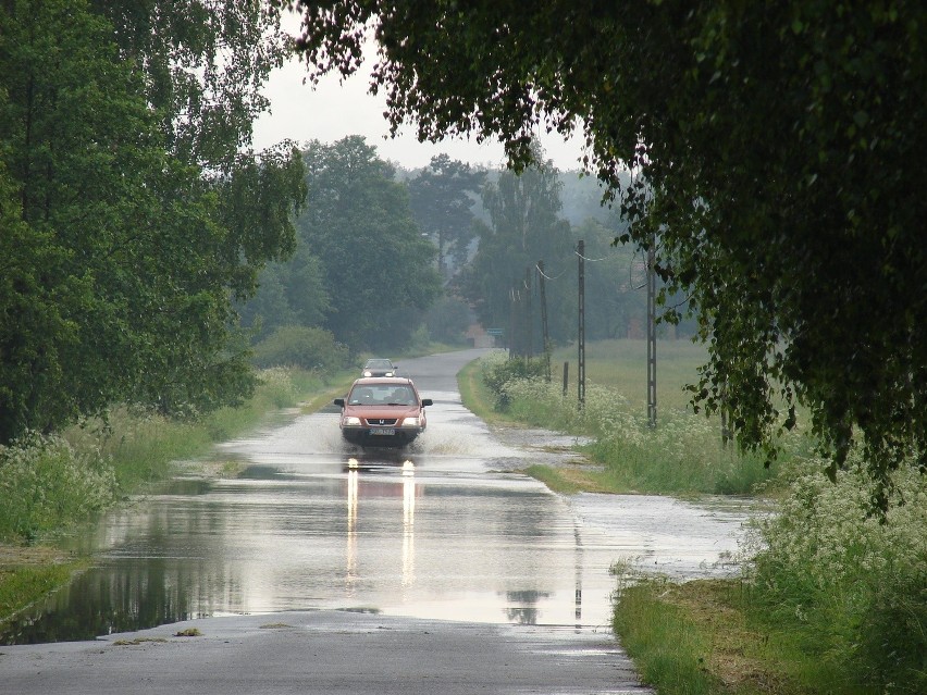 Kłobuck powódź: woda przerwała wały w Starokrzepicach [ZDJĘCIA]