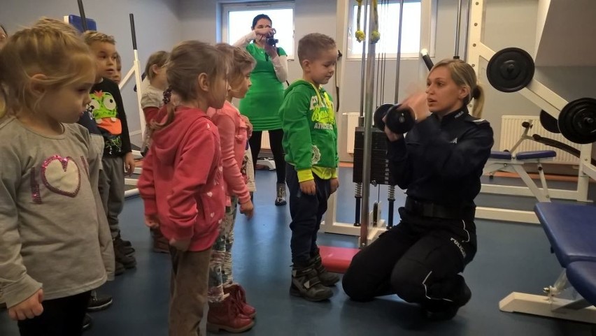 Podczas zwiedzania siedziby żarskich policjantów, dzieci...