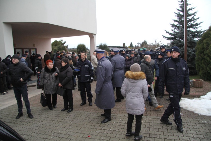 Ostatnie pożegnanie aspiranta Krzysztofa Węglińskiego z Tarnobrzega - policjanta, który zginął w wypadku jadąc na służbę  [ZDJĘCIA]