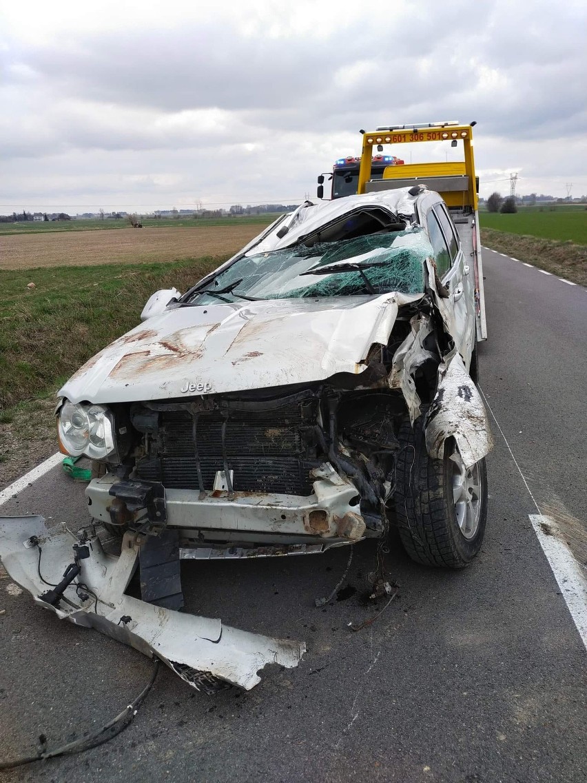 Groźny wypadek w gminie Skaryszew. Samochód osobowy dachował na drodze. Jedna osoba w szpitalu