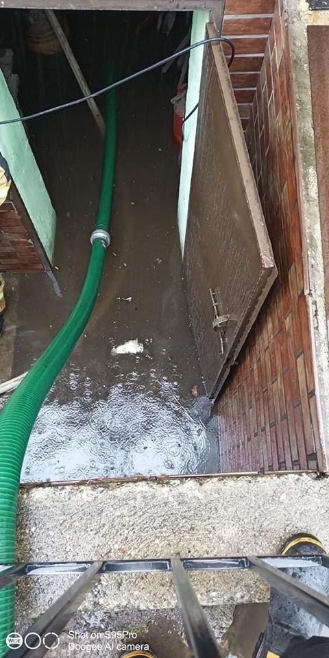 Pompowano wodę z budynku w Gaszowicach