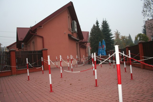 W Dębicy odbyło się komisyjne mierzenie odległości pomiędzy restauracją "U Sióstr" a drzwiami kościoła p.w. Świętej Jadwigi.
