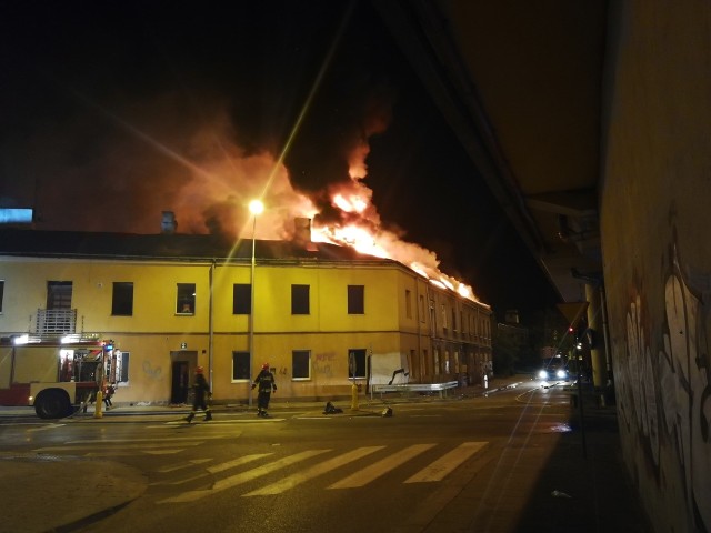 Radomscy strażacy zgłoszenie o pożarze przy ulicy Czachowskiego dostali około godziny 1.30 w nocy z wtorku na środę. Paliła się jedna z kamienic przeznaczonych do rozbiórki pod budowę trasy N-S. 