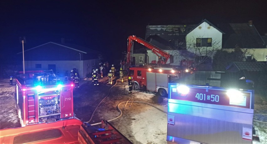 Duży pożar domu koło Bytowa. Dwie rodziny zostały bez dachu...