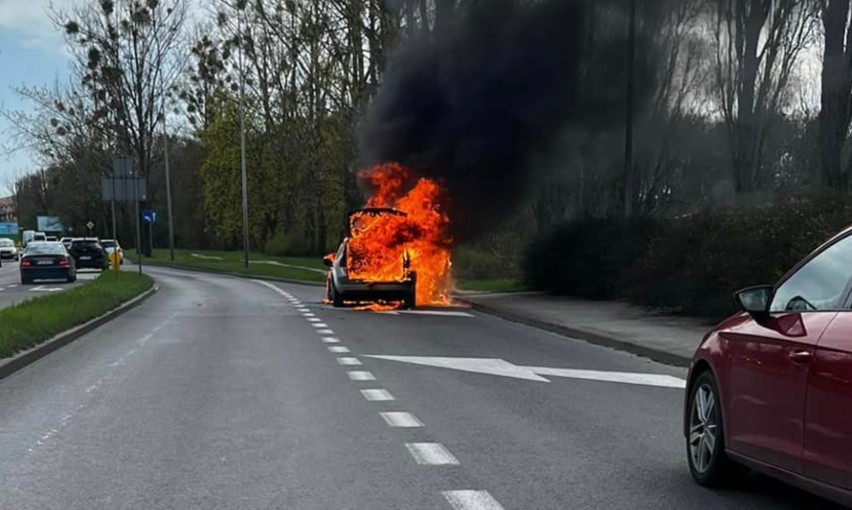 Spłonął samochód osobowy na ul. Obotryckiej w Szczecinie. Są utrudnienia