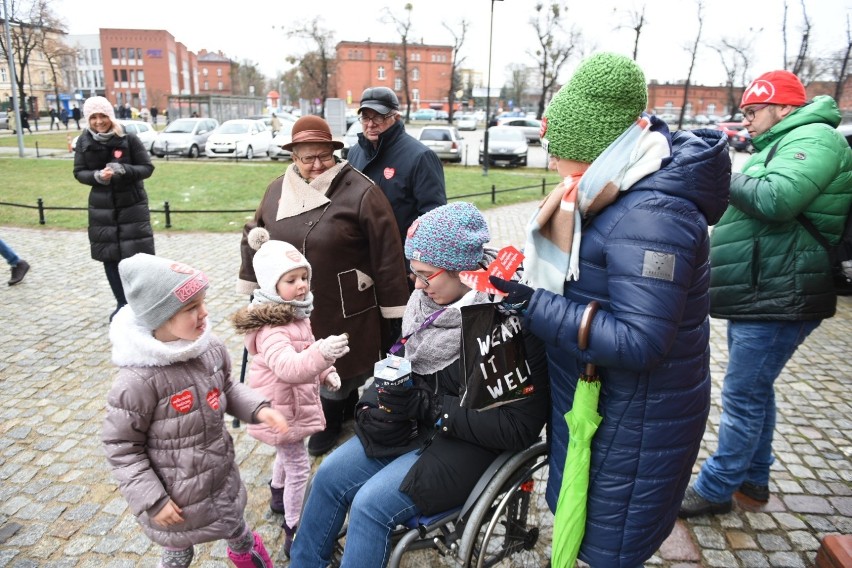 Torunianie wspierają Wielką Orkiestrę Świątecznej Pomocy....