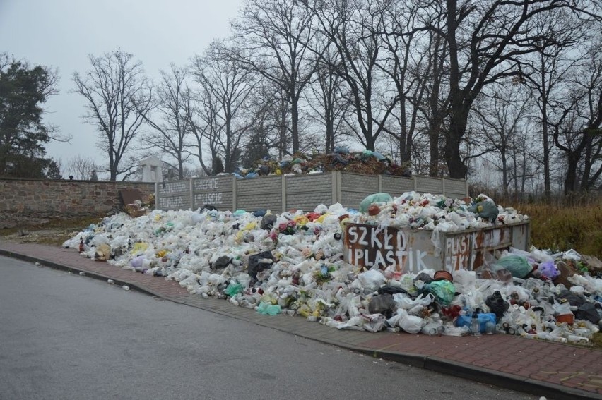 Śmieci pod cmentarzem w Suchedniowie. Leża już prawie miesiąc (ZDJĘCIA)