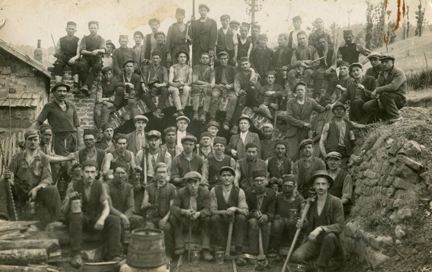 Wyjątkowe archiwalne fotografie, prezentujące górników z 30...