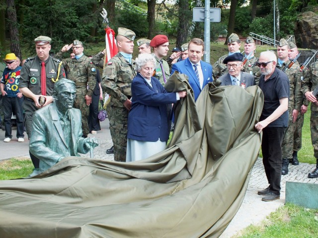 Uroczystego odsłonięcia dokonali wspólnie: Marek Materek- prezydent Starachowic, Piotr Rachtan- syn Zdzisława, Bolesław Ciesielski „Farys”- żołnierz Oddziałów Partyzanckich „Ponurego”, Krystyna Rowecka- Trzebicka - bratanica generała Stefana Grota- Roweckiego