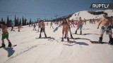 Snowboardziści zrzucili kurtki i na stok założyli... stroje kąpielowe