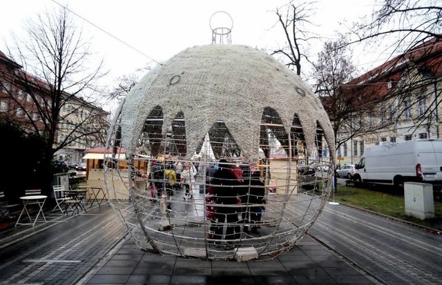 W Niemczech już można bawić się na bożonarodzeniowych jarmarkach. W Szczecinie pierwszy rozpocznie się 8 grudnia.Zobaczcie, gdzie i kiedy będzie można poczuć jeszcze przed świętami magię świąt. ZOBACZ TEŻ: Jarmarki w Szczecinie. Przepiękna atmosfera i pyszne jedzenie [WIDEO]OBEJRZYJ TAKŻE: Jarmarki Bożonarodzeniowe w Berlinie. Magiczna atmosfera