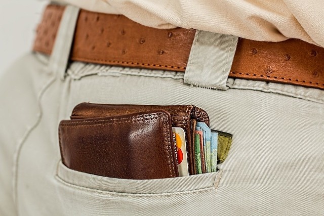 Pamiętajmy, by podczas płacenia za zakupy nie pokazywać większej ilości gotówki. A portfel dobrze schować.