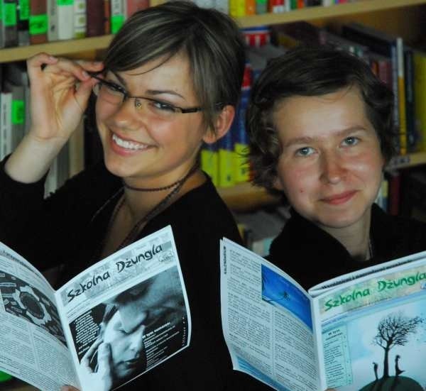- Redagowanie gazetki uczy nas pracy w grupie - mówią Marzenia Pienio (od lewej) i Hanna Włoch, dziennikarki ,,Szkolnej Dżungli''