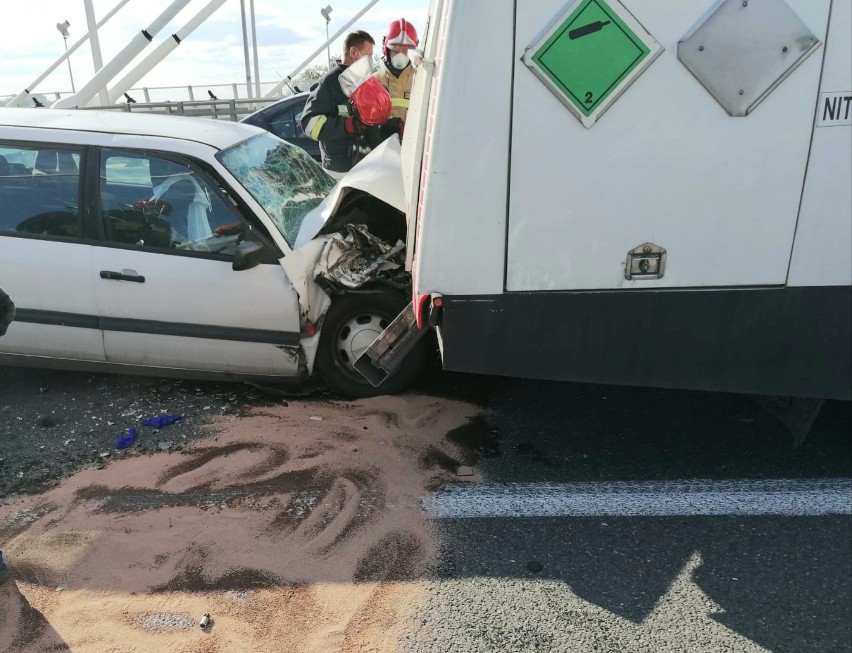 Groźny wypadek na AOW. Auto uderzyło w cysternę przewożącą azot (ZDJĘCIA)