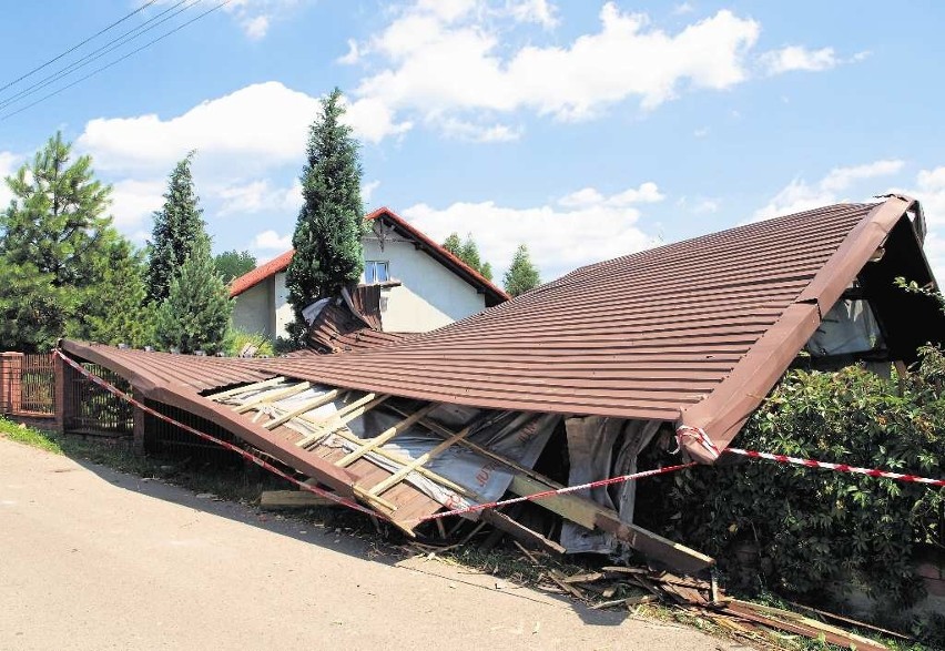 Zerwany dach z domu pana Krzysztofa wiatr przerzucił na...