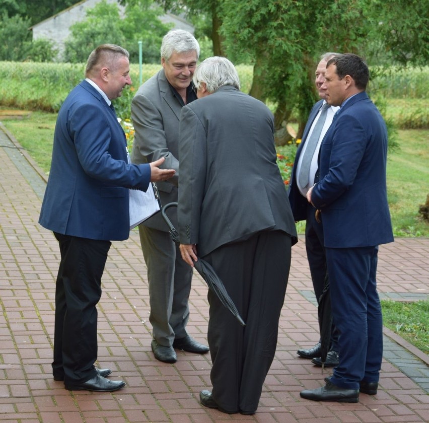 VI Piknik Rycerski w Ossolinie. Aktor Leszek Teleszyński z berłem