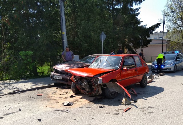 Trzy osoby trafiły do szpitala po wypadku, do jakiego doszło w środę po godzinie 12 na skrzyżowaniu w Busku.>>>ZOBACZ USTALENIA POLICJI I ZDJĘCIA NA KOLEJNYCH SLAJDACH>>>ZOBACZ TEŻ: Tych aut lepiej nie kupujcie. Albo już szukajcie mechanikaZOBACZ TAKŻE: Nowy most na Wiśle w Nowym Korczynie - umowy podpisane